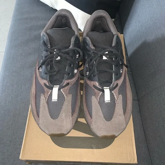 Yeezy boost 700 mauve in a 9.5 - Picture 1 of 13